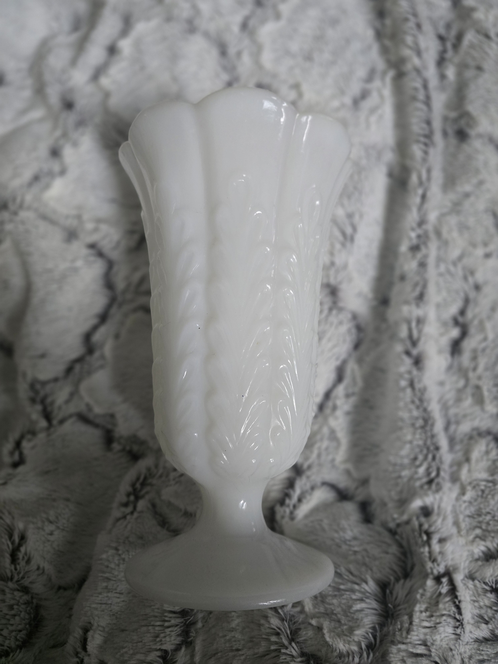 Vintage E.O. Brody USA White Milk Glass Scalloped Floral Pedestal Vase EUC 9"